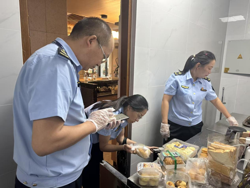 丹桂飄香迎雙節(jié)，食安守護正當時——騰沖市市場監(jiān)督管理局強化餐飲管理